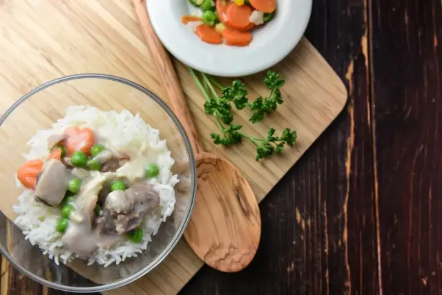 Jak zrobić biały sos do ryżu - prosty przepis na pyszny dodatek