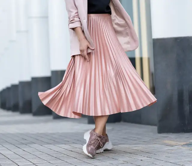 Jak prasować plisowaną spódnicę? Bezpieczne sposoby i triki