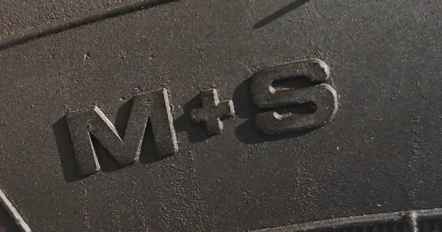 Napis M+S na oponie. To oznaczenie informuje o przeznaczeniu opony na błoto i śnieg, a nie o mieszkaniu M5.