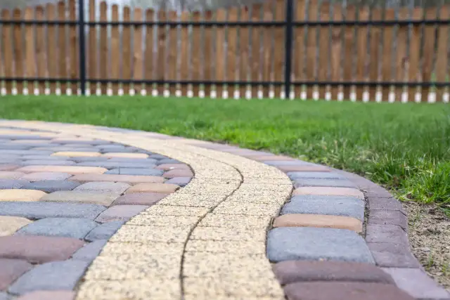 Chcesz tani podjazd? Poznaj alternatywy dla kostki i oszczędź!