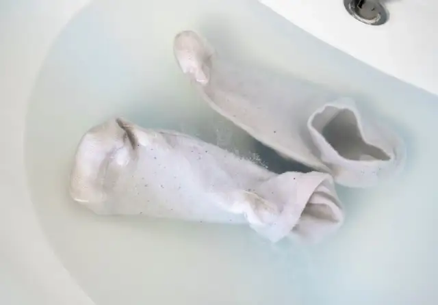 Jak wygotować skarpetki w garnku – humorystyczne podejście do mody