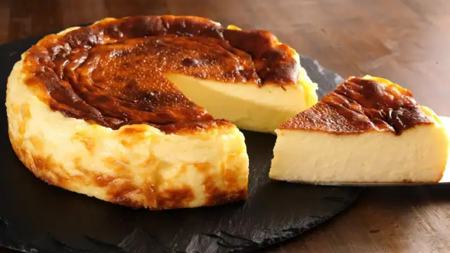 Sernik bez spodu, który zawsze się udaje: przepis bez pękania!