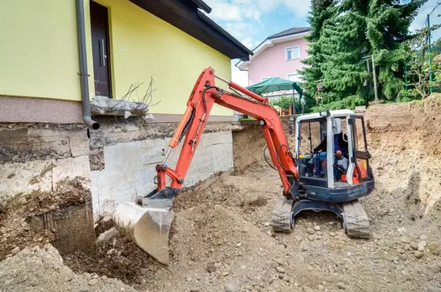Czym obłożyć fundament, aby uniknąć wilgoci i uszkodzeń?