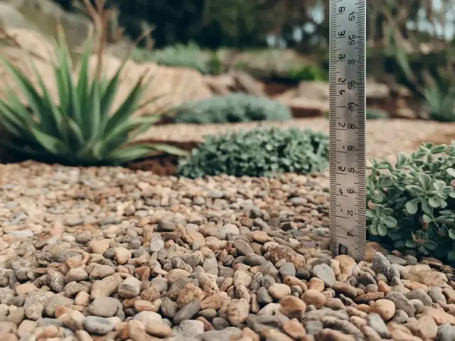 Ile waży taczka żwiru? Sprawdź, jak uniknąć błędów w transporcie i planowaniu prac