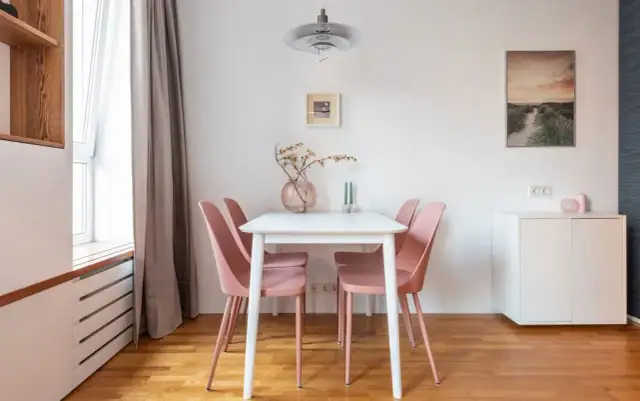 Jak ustawić meble w salonie z jadalnią: 7 pomysłów na aranżację