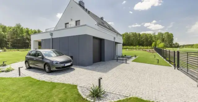 Garaż w bryle budynku czy osobno: co wybrać, by zaoszczędzić?