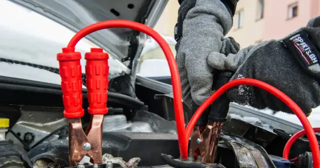 Jak podłączyć kable rozruchowe do akumulatora bez ryzyka uszkodzeń