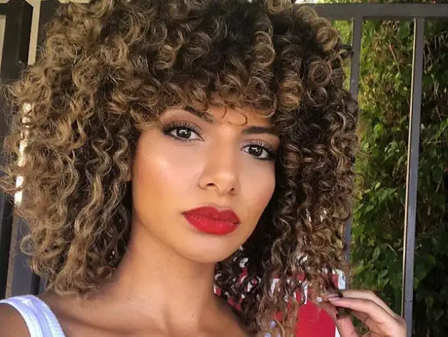 Pelo rizado: ¿optar por capas cortas o largas para un mejor estilo?