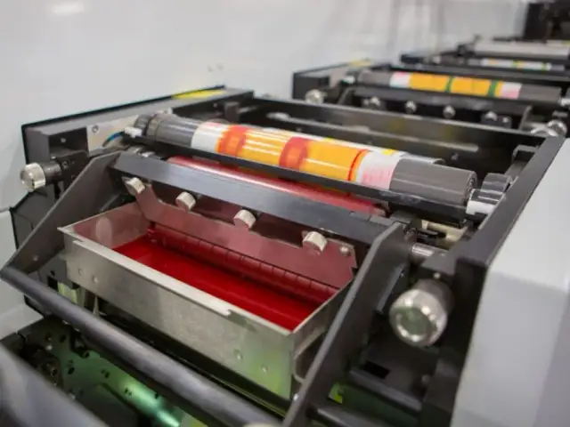 Jak druk na folii metalizowanej zmienia wygląd produktów i ich trwałość