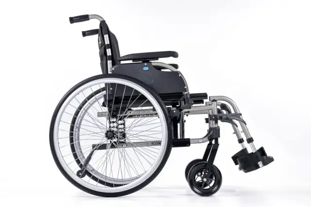 Wózek inwalidzki: koła pełne czy pompowane - co wybrać dla komfortu?