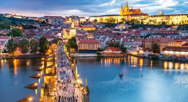 Praga: Najpiękniejsze miejsca. Ikony, widoki i sekrety miasta.