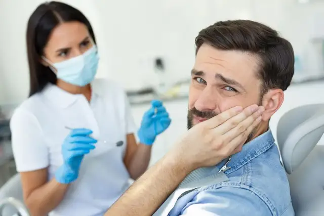 Ból dziąseł? Sprawdzone sposoby na ulgę i kiedy iść do dentysty