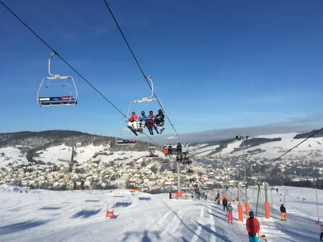 Najlepsze miejsca na narty z dzieckiem – gdzie jechać i na co uważać