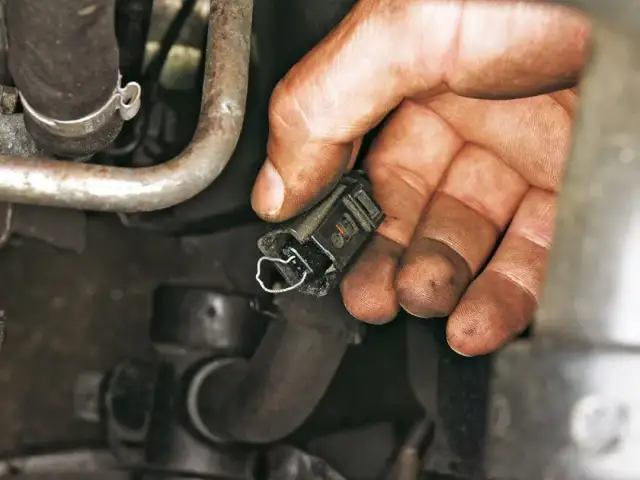 Czemu gotuje się woda w chłodnicy? Oto najczęstsze przyczyny i rozwiązania