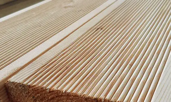 Deska tarasowa: drewno czy kompozyt? Wybierz mądrze na lata!