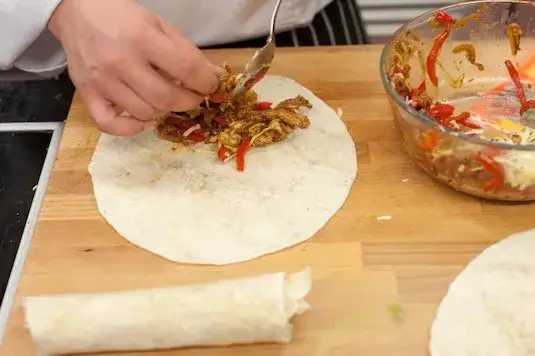 Szybka tortilla z kurczakiem z grilla elektrycznego na rodzinny obiad