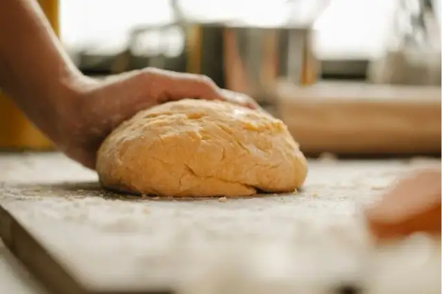 Prosty przepis na ciasto do pizzy bezglutenowej, które zachwyca smakiem