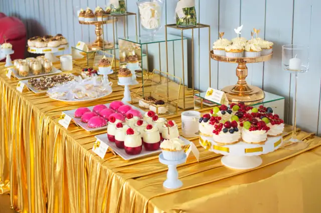 Jakie ciasta na komunię? Klasyka, trendy i słodki stół bez wpadki!