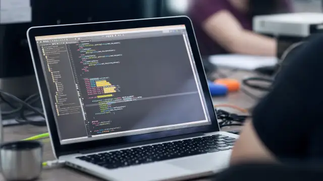 Pierwsza pensja w IT: Ile zarabia informatyk po studiach w Polsce?