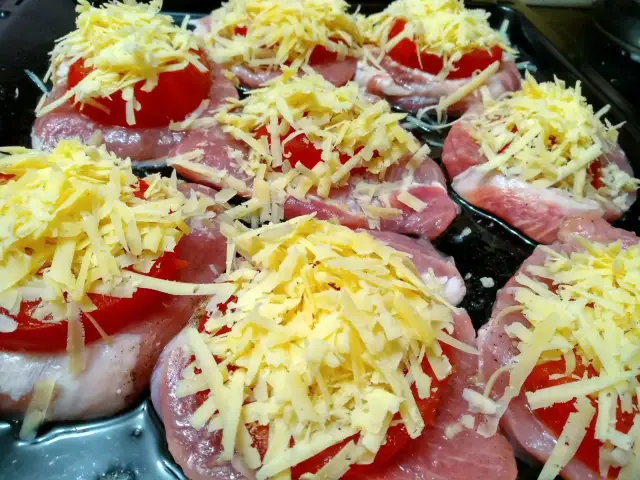 Co zrobić z gotowanego mięsa wieprzowego? Pyszne pomysły na dania