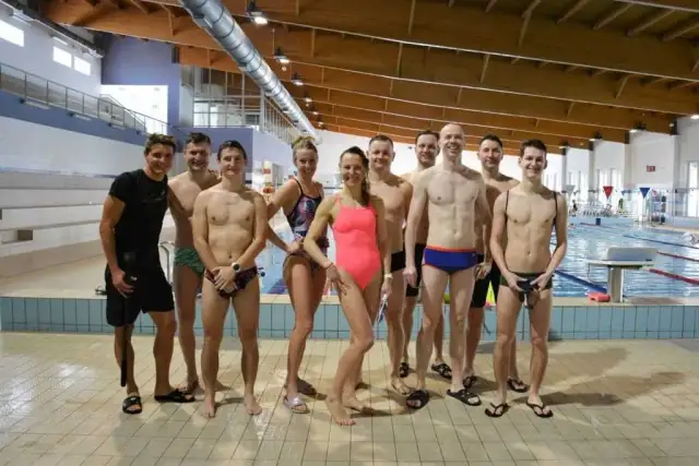 Ile kosztuje godzina nauki pływania? Sprawdź ceny i porównania