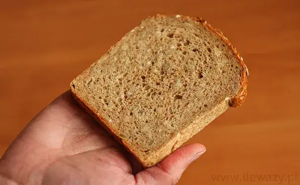 Kalorie w chlebie: ile kcal ma kromka? Sprawdź porównanie