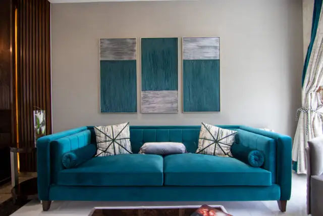 Turkusowa kanapa: Jakie poduszki? Sekrety stylowej aranżacji