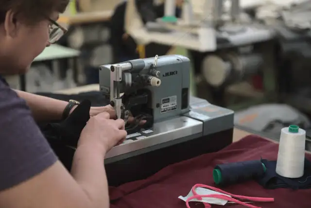 Ile kosztuje wyprodukowanie bluzy? Sprawdź, co wpływa na cenę