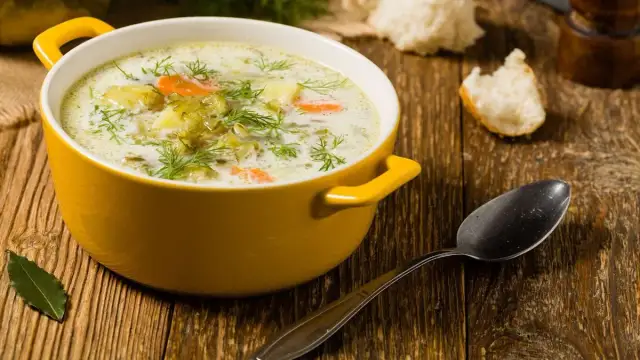 Jaka śmietana do zupy ogórkowej? Odkryj idealny smak zupy