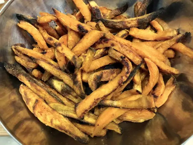 W jakiej temperaturze piec frytki z batatów, by były idealne?