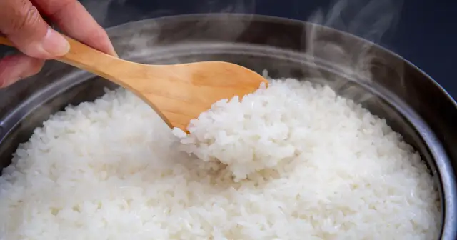 Ryż ugotowany: Ile ma kalorii? Biały, brązowy i wpływ na dietę