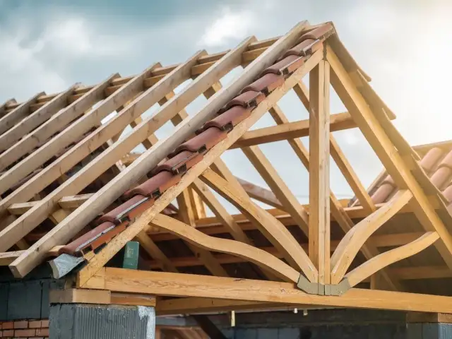 Jakie krokwie pod dachówkę - uniknij błędów w wyborze wymiarów