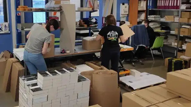 Na czym polega praca w drukarni? Odkryj tajniki zawodu drukarza