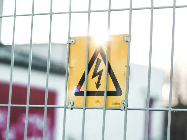 Porażenie prądem: Jak ratować życie? Kluczowe kroki pierwszej pomocy