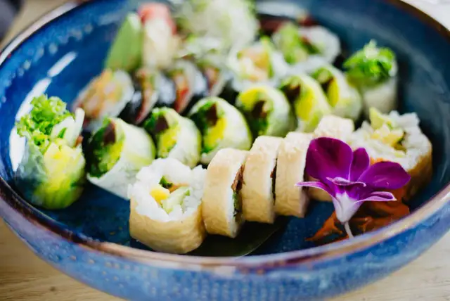 Czy pies może jeść sushi? Dowiedz się, co może mu zaszkodzić