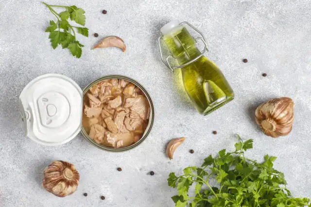 Ile kalorii ma tuńczyk w oleju roślinnym? Zaskakujące wartości!