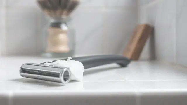 Golenie pod włos co to znaczy? Poznaj ryzyko i korzyści tej metody