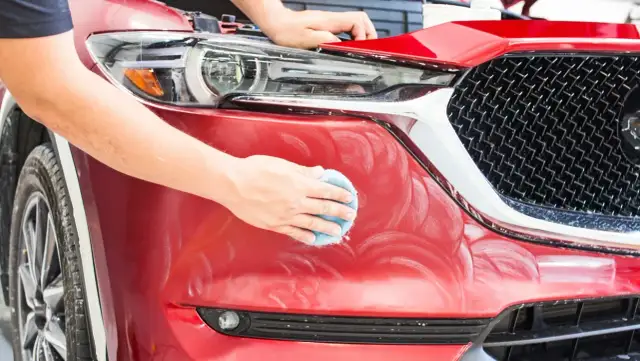 Czym myć auto przed woskowaniem, aby uniknąć zarysowań lakieru?