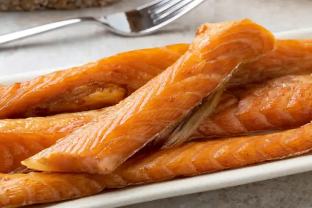 Brzuszki z łososia: Tuczą? Odkryj zdrowe fakty i porady!