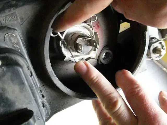 Jak prawidłowo podłączyć żarówkę H4 - schemat i wskazówki