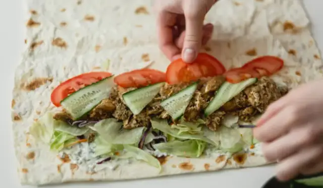 Ile kalorii ma duży kebab w tortilli? Zaskakujące wartości odżywcze