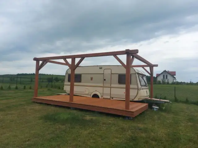 Jak zrobić taras do przyczepy kempingowej - proste kroki i materiały