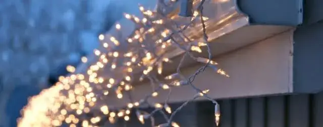 Jak zawiesić lampki na elewacji - proste metody i skuteczne porady