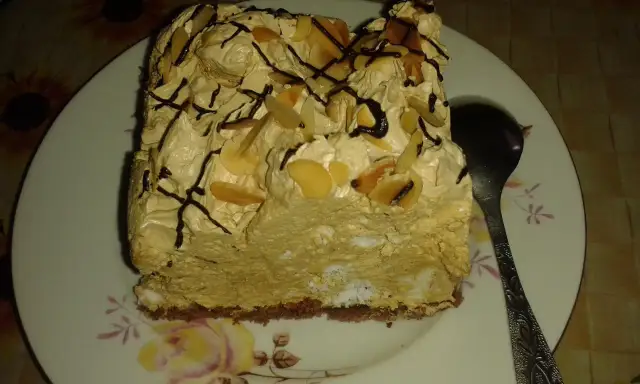 Przepis na ciasto hiszpanka z bezami - Słodkie i pyszne