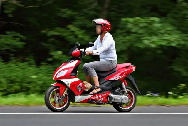 Czy motorowerem można jeździć po ścieżce rowerowej? Sprawdź przepisy!