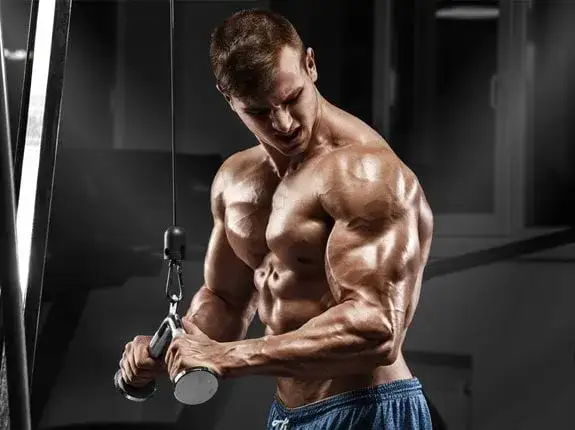 Jak rozciągać triceps, aby uniknąć kontuzji i poprawić elastyczność