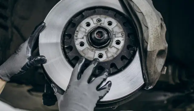 Czym jest EBS naczepa? Kluczowe informacje o systemie hamulcowym