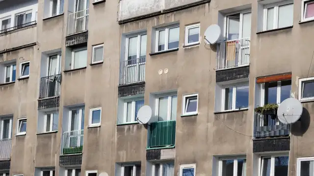 Szare bloki mieszkalne z balkonami i antenami satelitarnymi. Czy wojsko daje mieszkanie w takich budynkach?
