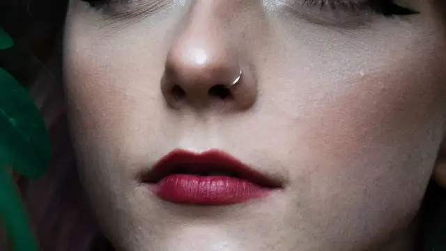 Kolczyk do nosa: Gdzie kupić bezpiecznie i na co uważać?