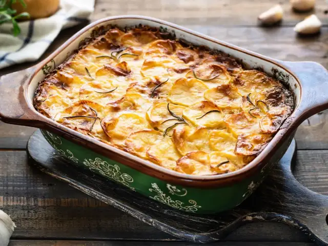 Szybka zapiekanka ziemniaczana z mięsem: obiad w mniej niż godzinę!